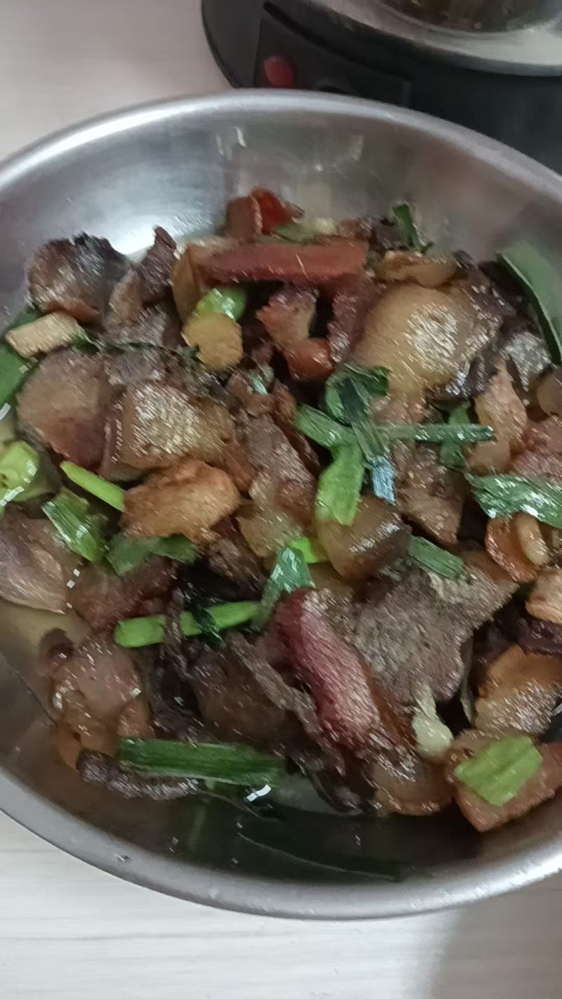 卖四川农村土猪腊肉，**的正宗土猪，不喂饲料的，