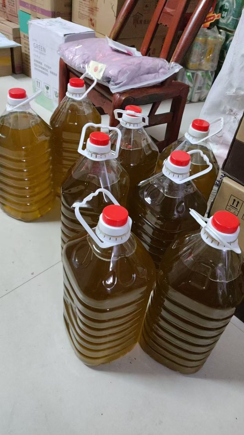 古法压榨山茶油。