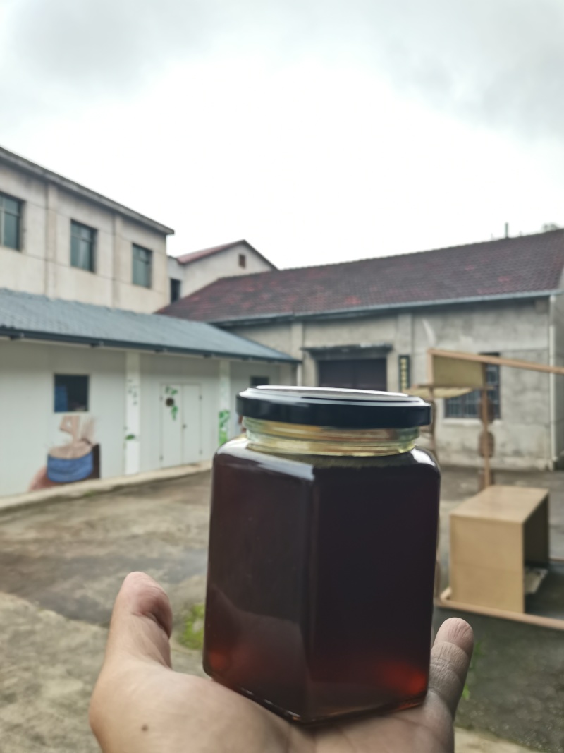 武义高山土蜂蜜，云端土蜂蜜，一斤一瓶。两斤包邮！感谢大家助农