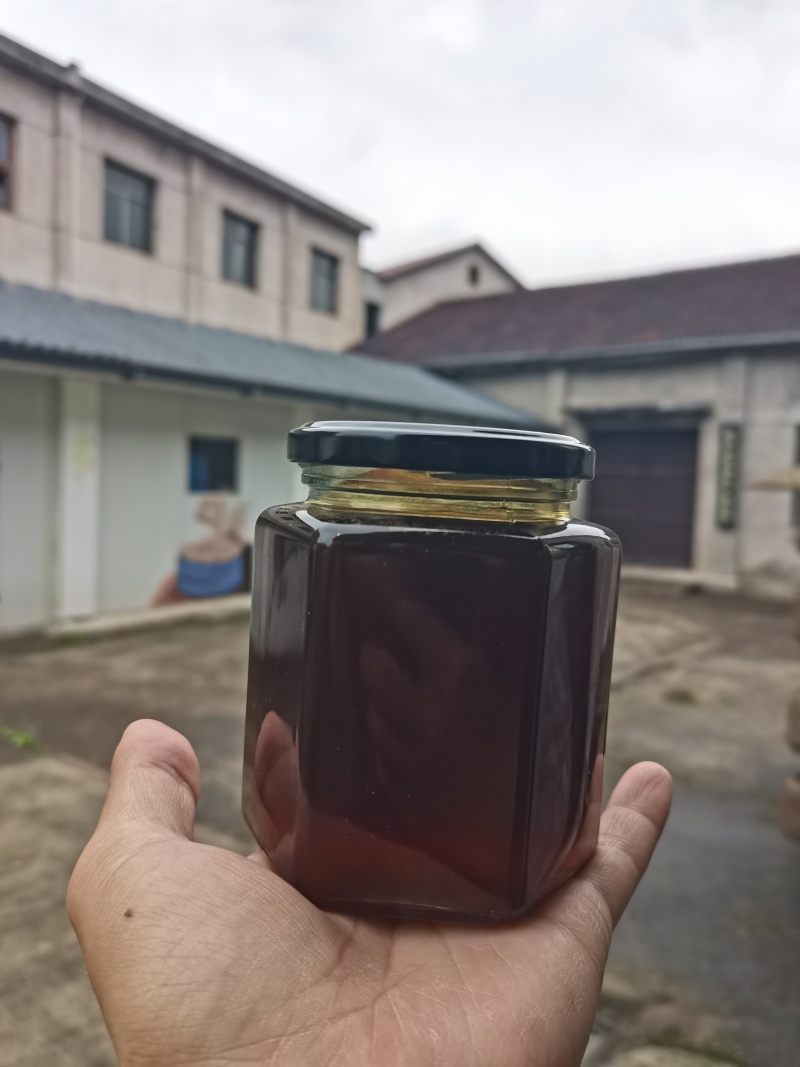 武义高山土蜂蜜，云端土蜂蜜，一斤一瓶。两斤包邮！感谢大家助农
