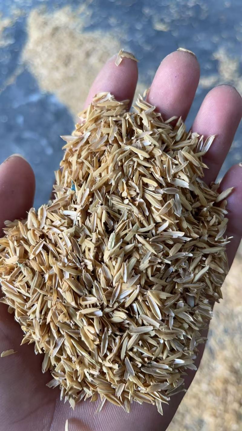 压缩稻壳，打包稻壳。
