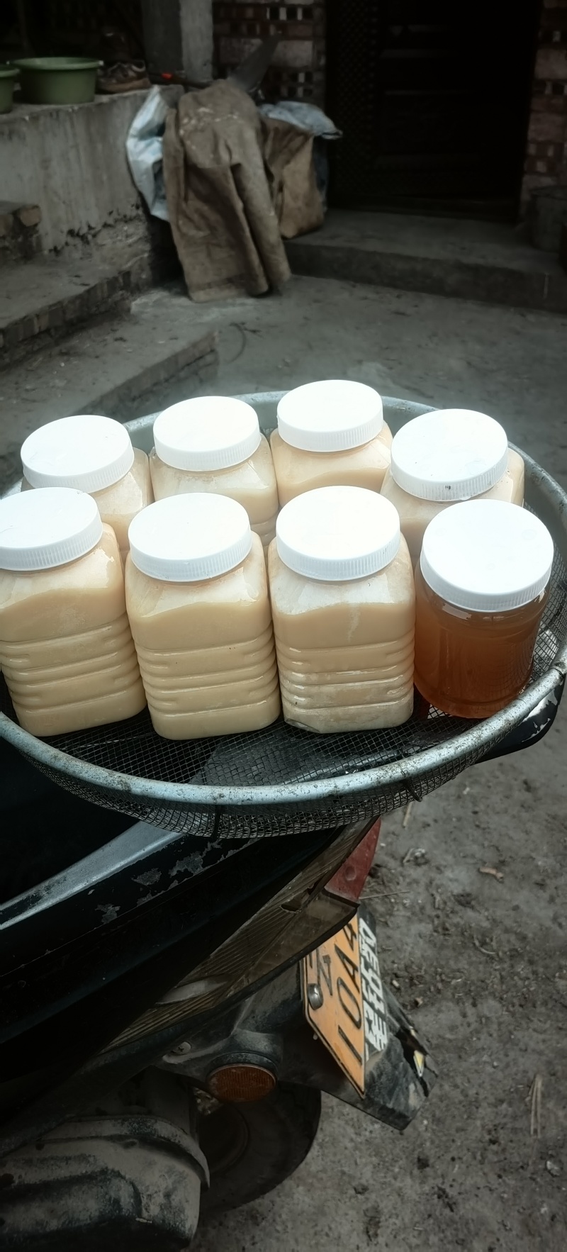 有两种蜜，冬蜜两斤八，春蜜一斤装。
