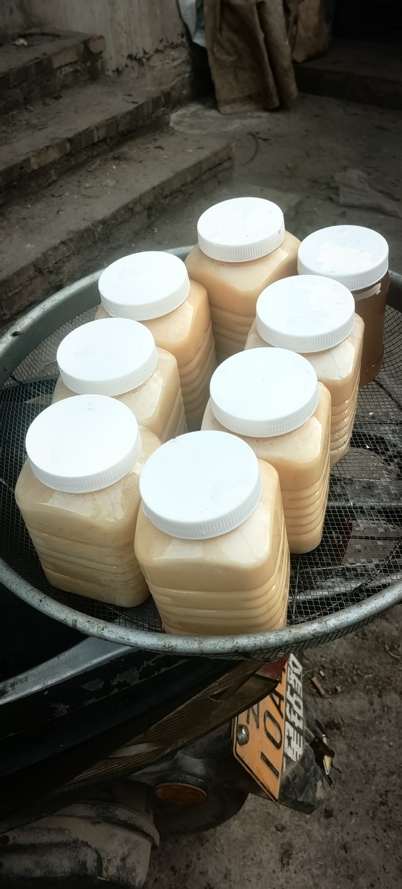 有两种蜜，冬蜜两斤八，春蜜一斤装。