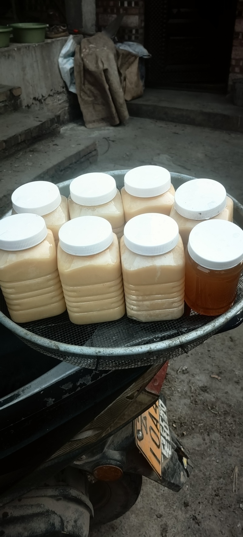 有两种蜜，冬蜜两斤八，春蜜一斤装。