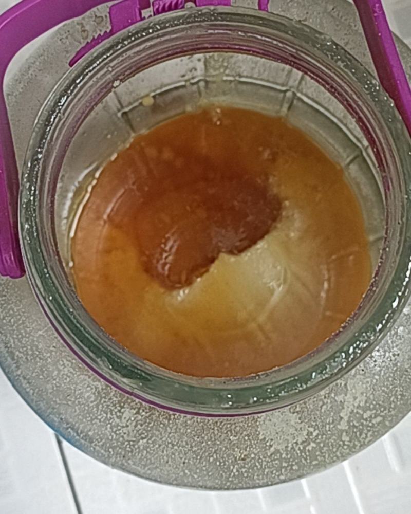 正宗深山土蜂蜜。这个蜂蜜是有点苦的。