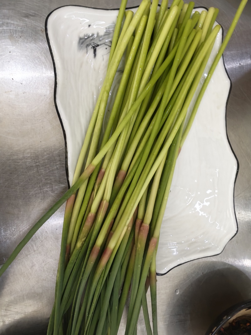 电商**:沂蒙山鲜蒜薹新鲜上市。**，电商，商超。7毛钱一斤