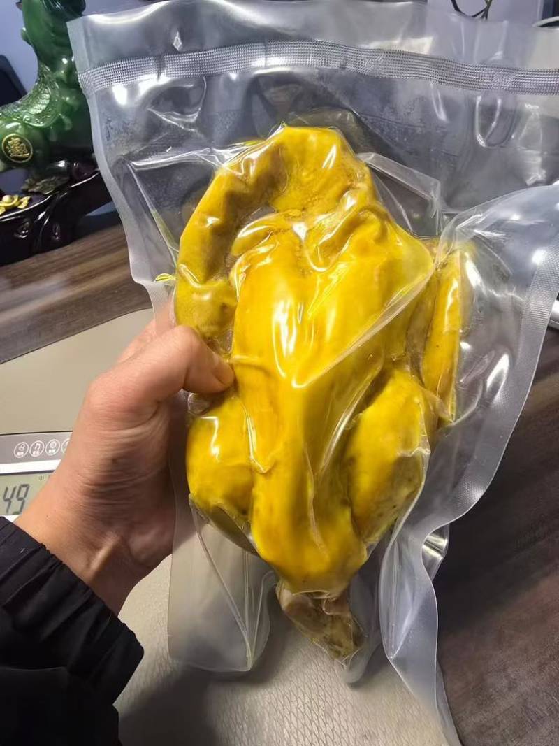 电商**:盐焗鸡。麻椒鸡。酱香鸡。酱香鸭，个位数一只。真空锁