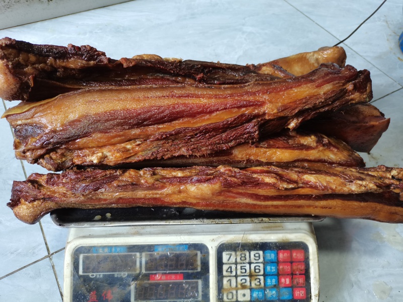 农村自家柴火熏腊肉