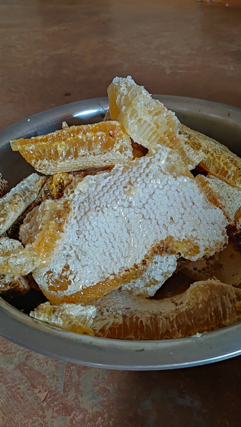 自己家天然土蜂蜜，不喂糖。有70瓶左右。每瓶1kg