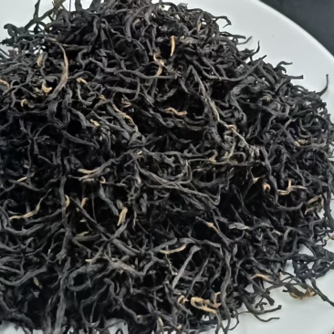 高山云雾野茶叶，瓷园红。
