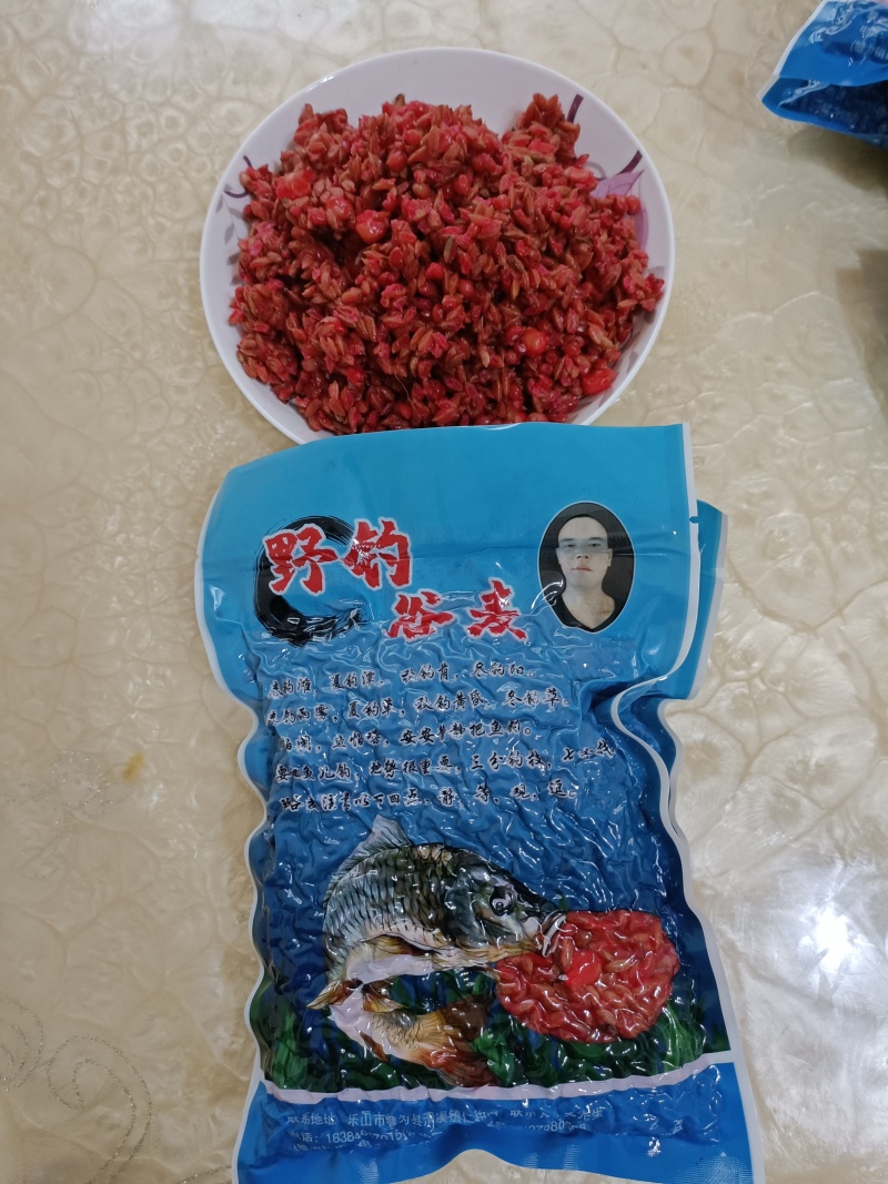 钓鱼饵料商品主要成分由玉米，稻谷，麦子加食用添加剂合成