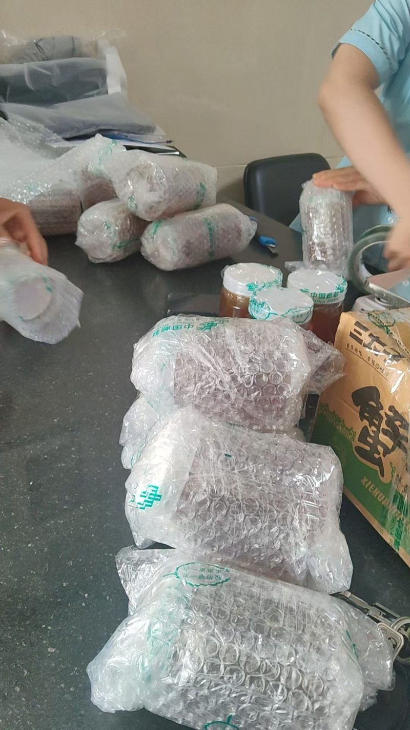 自己家的土蜂蜜，一年只取一次，保证货真价实