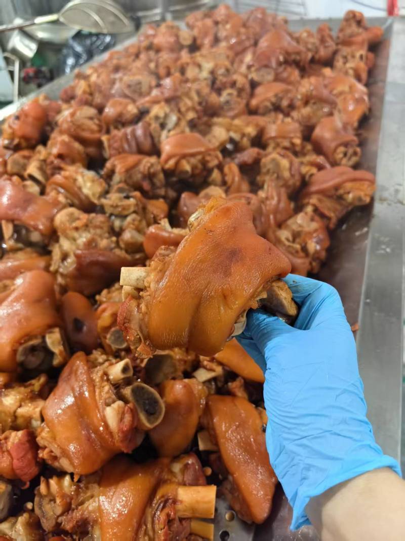 带皮酱香小肘子