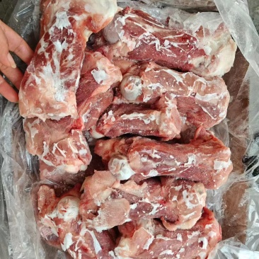肥猪后棒骨20-30个，低价出，鲜分，库存4-5吨，临沂