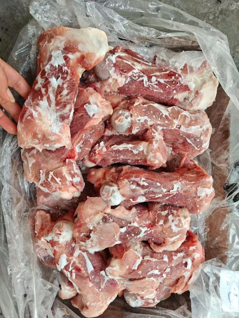 肥猪后棒骨20-30个，低价出，鲜分，库存4-5吨，临沂