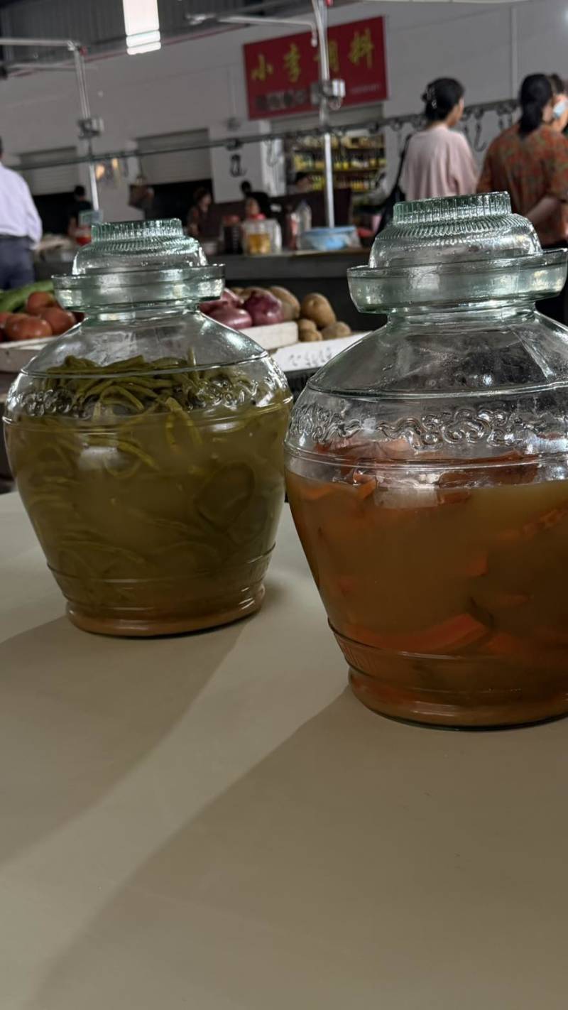 三十年老坛母水泡菜正宗四川泡菜。
