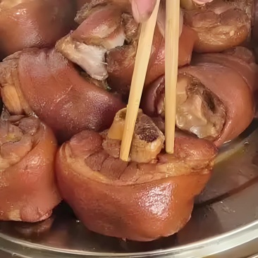 带皮小肘子，也叫网红小肘子福利价7.5一斤
