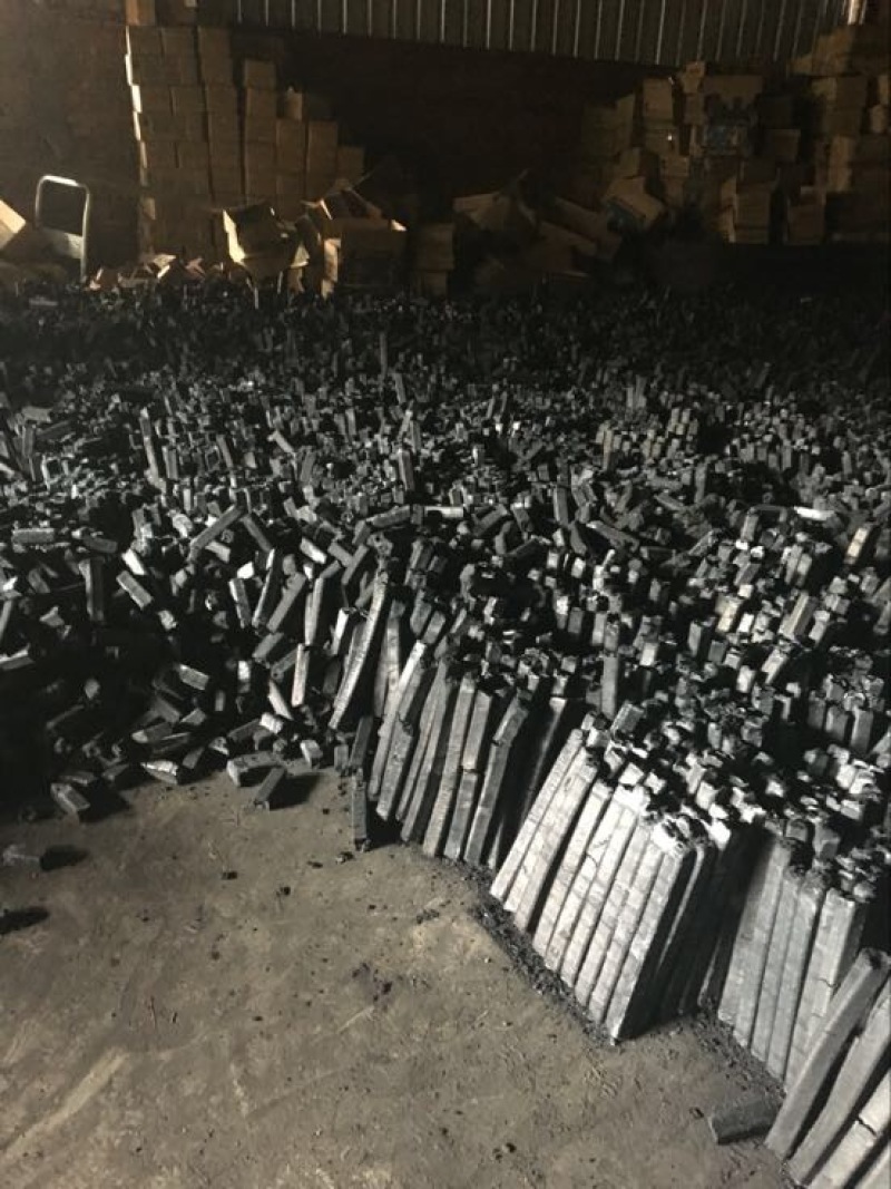 竹炭，烧烤炭，木炭，滴油不起明火，欢迎有需要的老板选购。