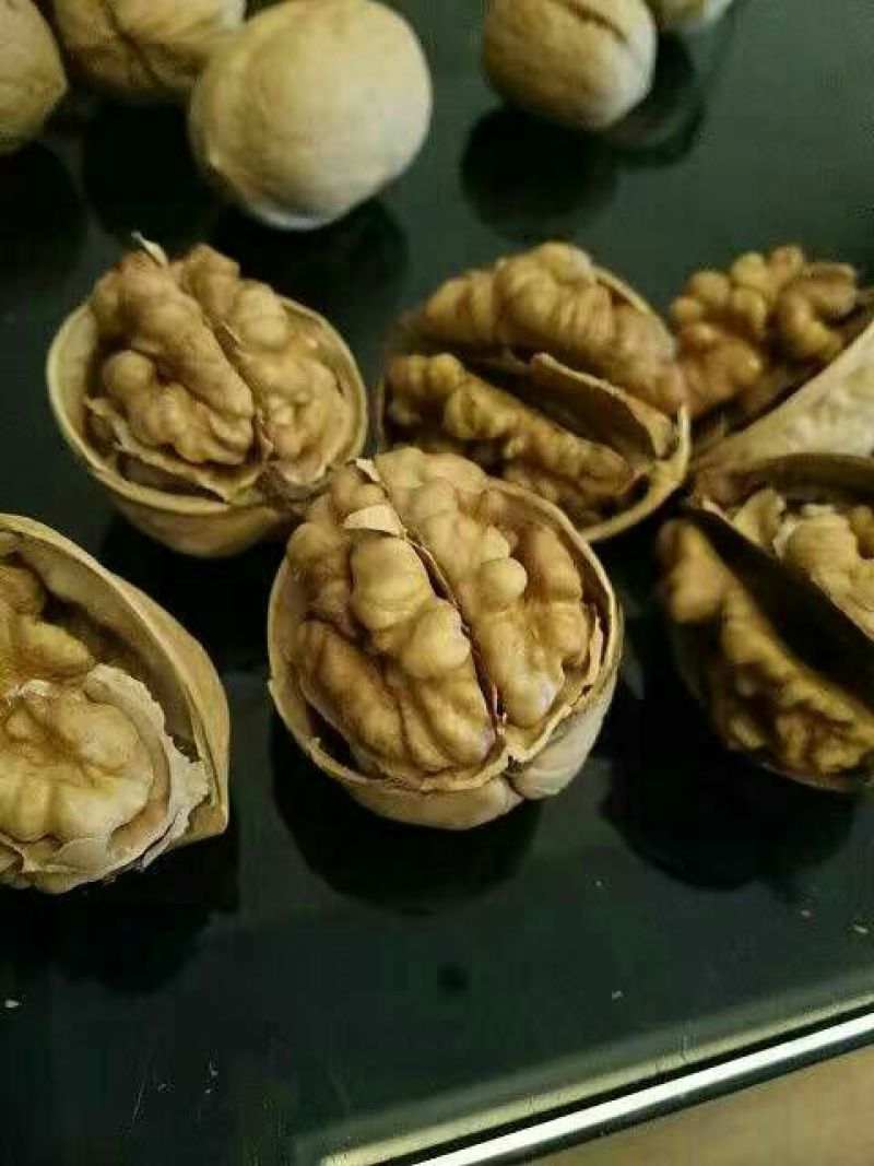 新疆纸皮核桃185皮薄仁厚手捏即开