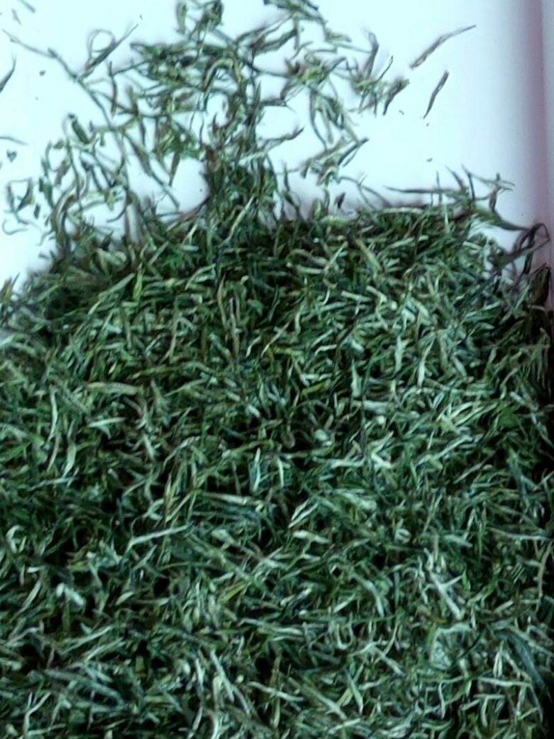 绿茶江西庐山手工绿茶，条形紧密，口味纯正，做工精细