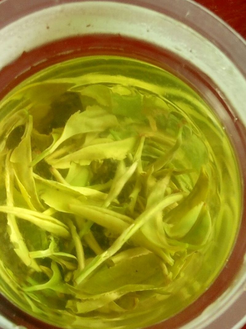 绿茶江西庐山手工绿茶，条形紧密，口味纯正，做工精细