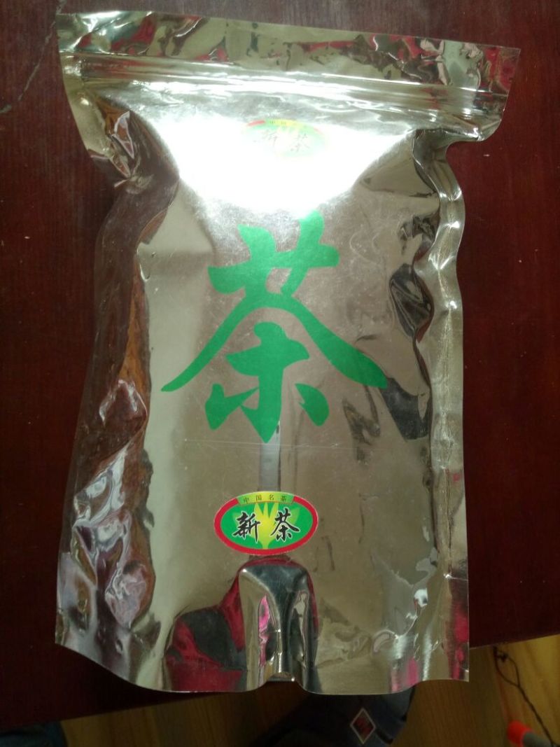 庐山云雾庐，条索紧密，勻均，色泽好，口感纯正
