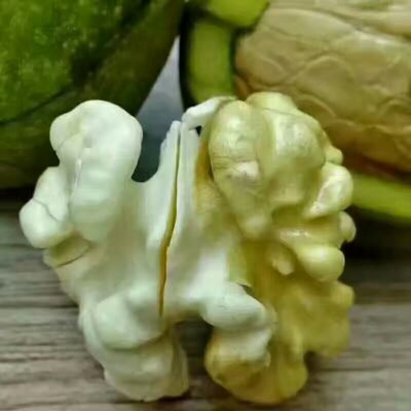 青皮核桃，个头大，青皮薄，硬核基本上都是皮薄质优价廉，