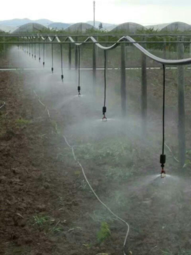 园林喷灌吊挂雾化折射旋转，大喷流量可调式。