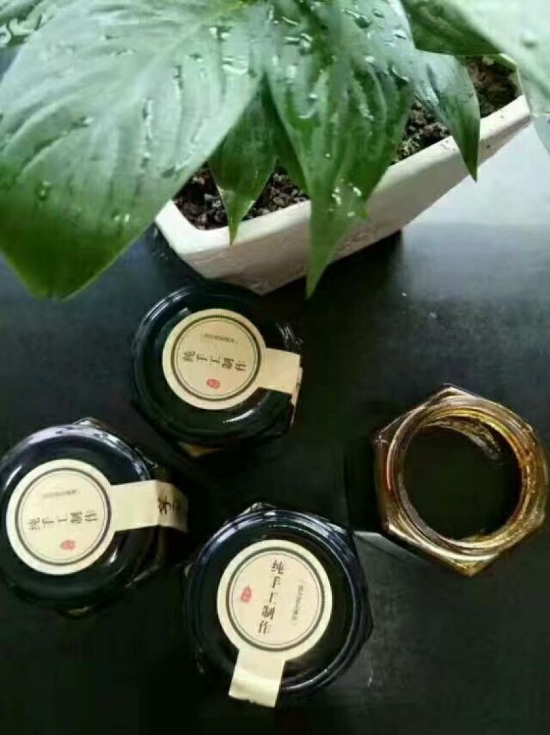酥梨膏，源自安徽省砀山。百年果树，手工加工萃取而成