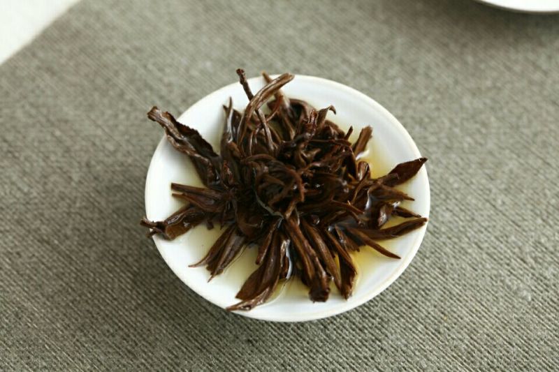 云南凤庆红茶先用一芽一叶手工制做（宝塔红500克两盒）