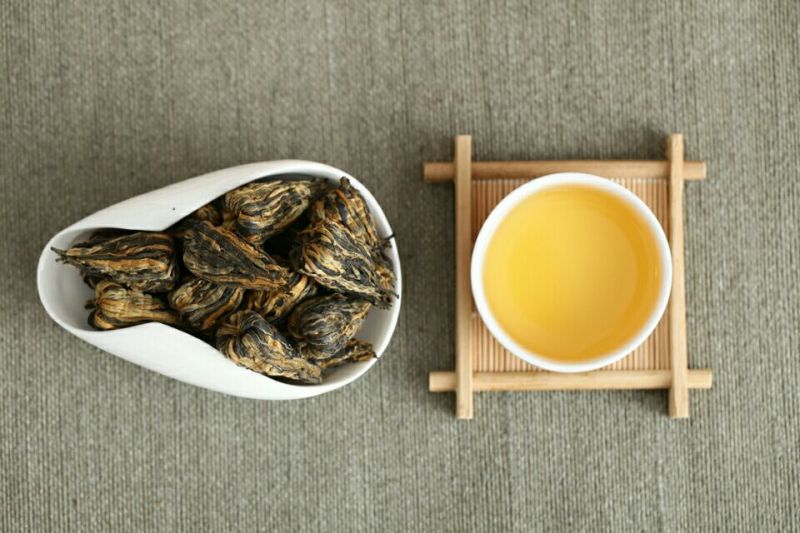 云南凤庆红茶先用一芽一叶手工制做（宝塔红500克两盒）