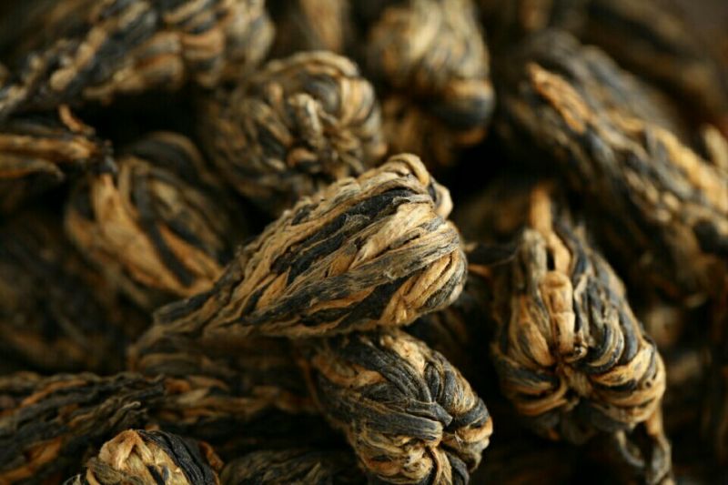 云南凤庆红茶先用一芽一叶手工制做（宝塔红500克两盒）