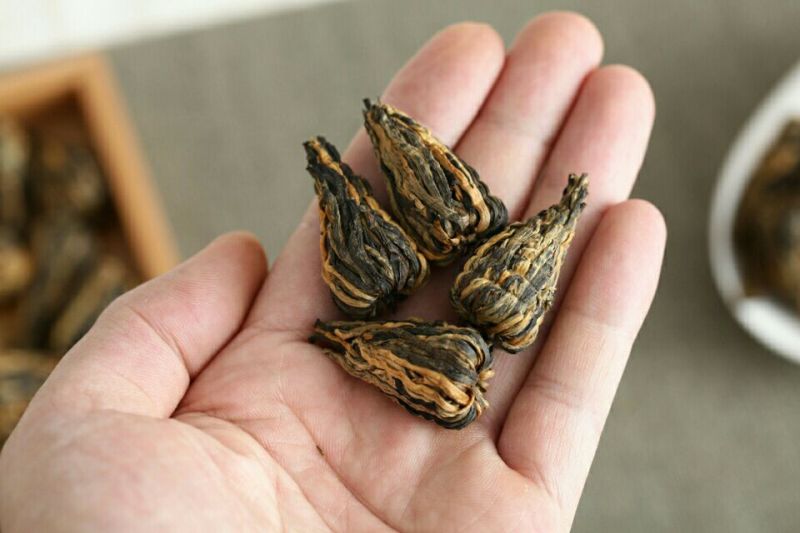 云南凤庆红茶先用一芽一叶手工制做（宝塔红500克两盒）