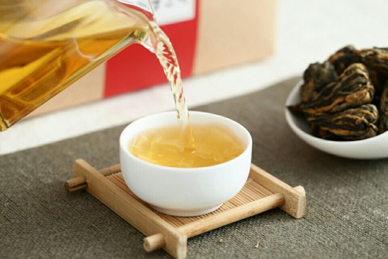 云南凤庆红茶先用一芽一叶手工制做（宝塔红500克两盒）