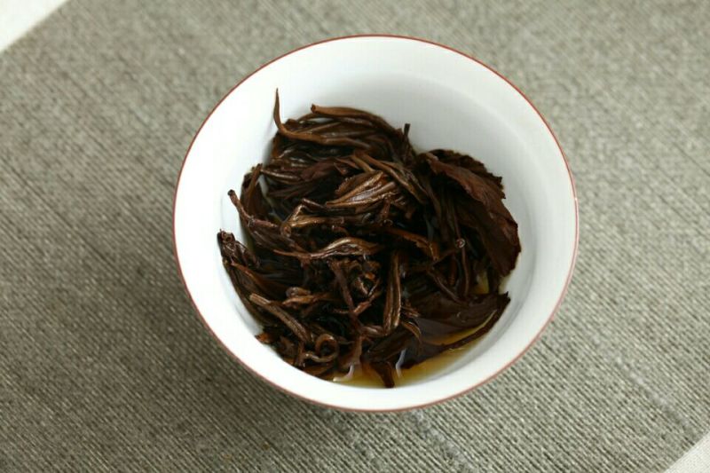 云南凤庆红茶先用一芽一叶手工制做（宝塔红500克两盒）