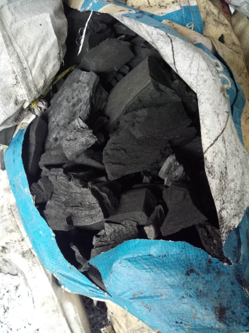 大量供应木炭（工业用碳）需要联系，价格量大可谈