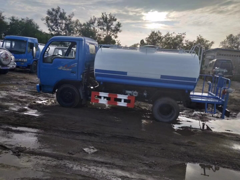 出售洒水车吸粪车垃圾车扫路车等各种环卫设备