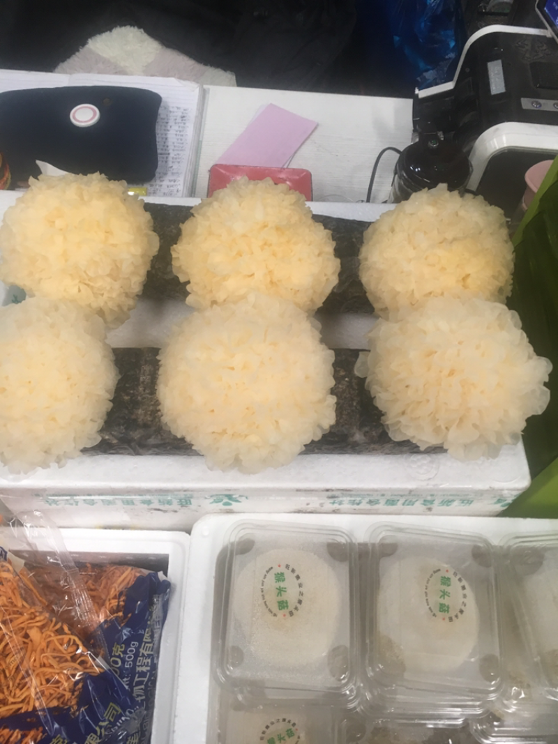 牛肝菌，松茸，鸡枞菌，银耳，猴头菇，