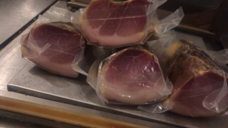 大量出售香肠，腊肉