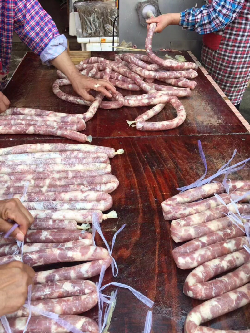 腊肠客家风味45元一斤，广式腊肠35一斤，腊鸭65每只