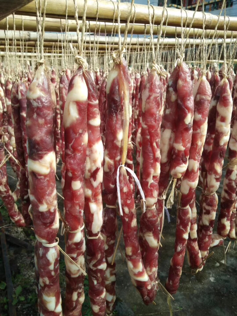 腊肠客家风味45元一斤，广式腊肠35一斤，腊鸭65每只