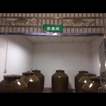 老糟白酒，纯粮酿造，传统工艺发酵时间长达180天。52度
