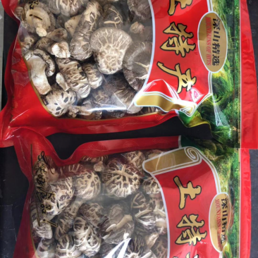 椴木香菇。花菇