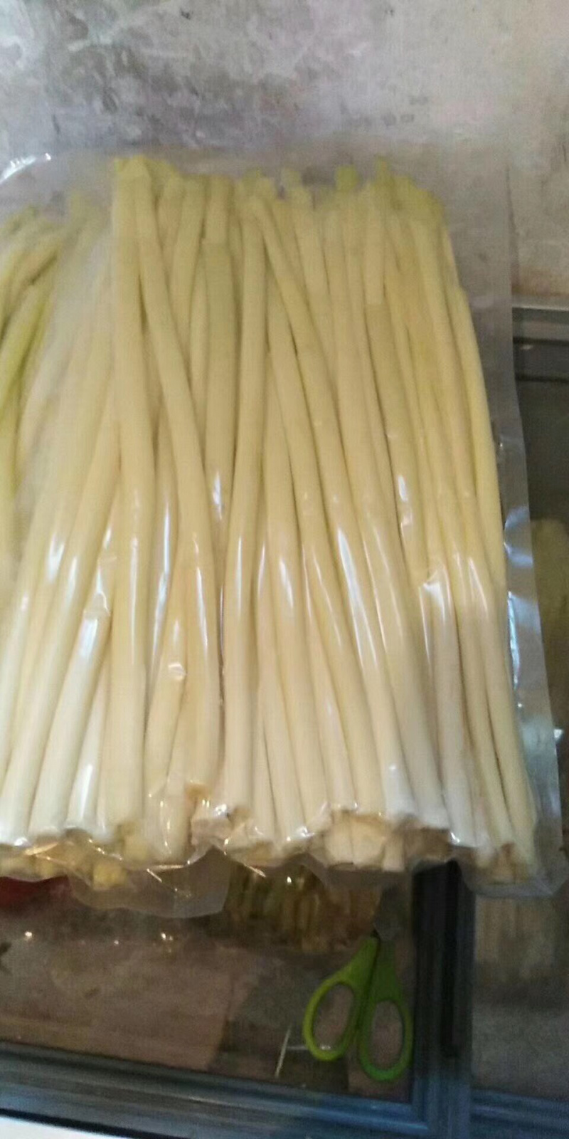 微山湖野生蒲菜大量供应。