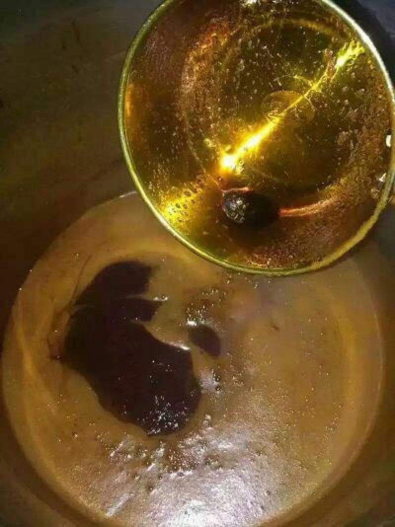 梨膏，采用砀山酥梨榨汁纯手工熬制，干柴土灶文火熬制，