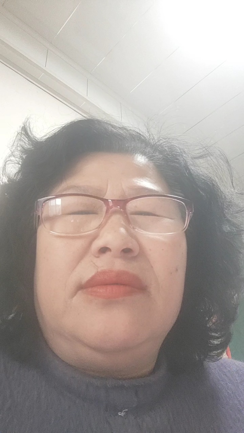 烟台红富士苹果，脆甜爆汁，香甜可口，芳香扑鼻。