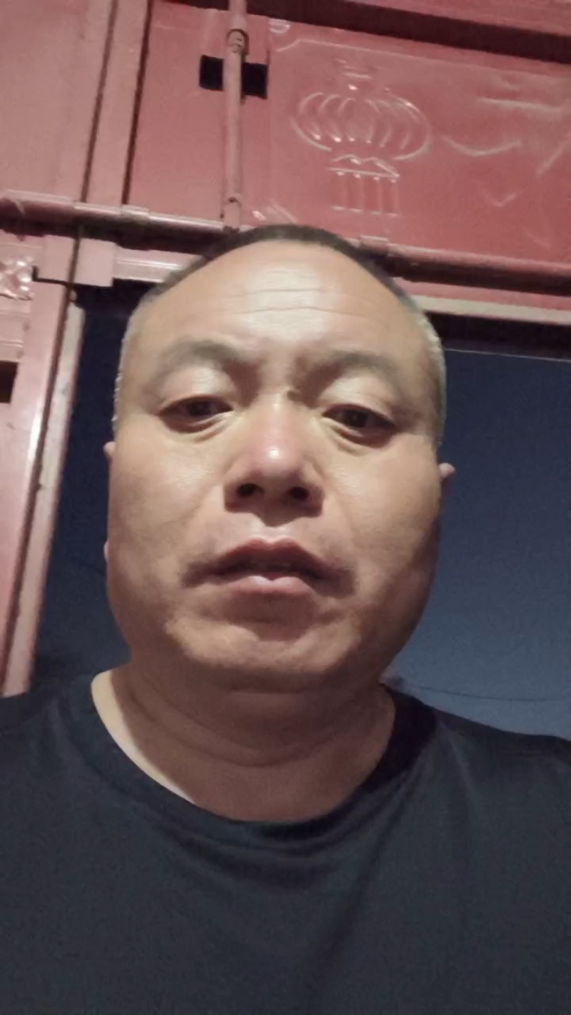 大型牛粪晾晒场，大量装车中。