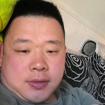河北水晶鸭梨。产地大降价，十几块钱一件