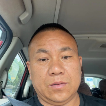 夏黑葡萄，产地直发，颗粒匀称大，口感嘎嘎甜，串型好