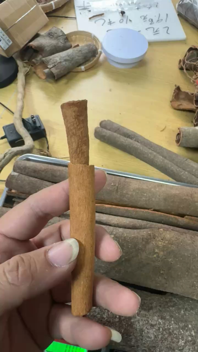烟仔桂也可称肉桂，无苦味，入口甜后辛辣。